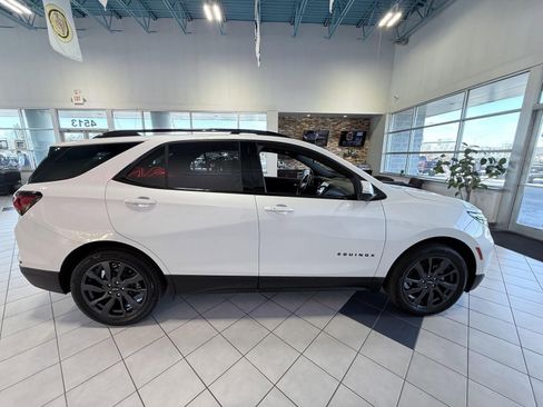 Used 2022 Chevrolet Equinox RS w/ Infotainment Package image 8