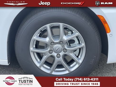 New 2026 Chrysler Pacifica Select FWD image 10