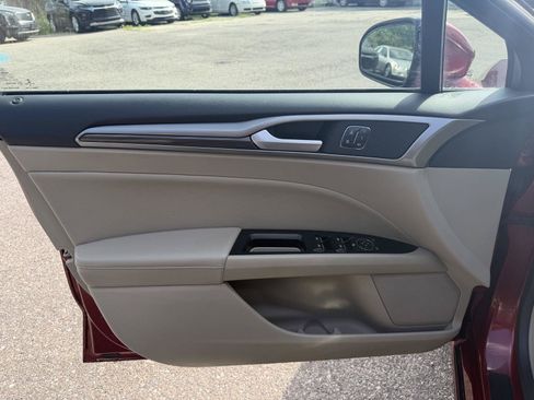 Used 2017 Ford Fusion SE w/ Fusion SE Technology Package FWD image 9