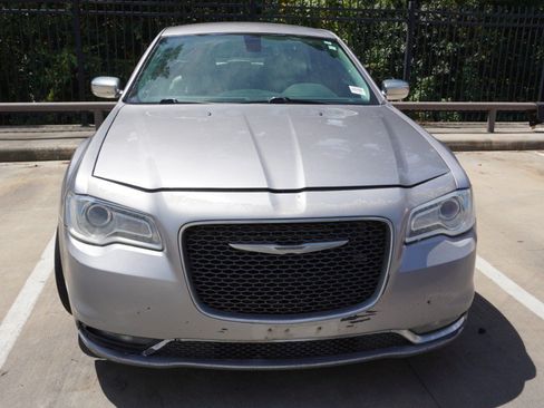 Used 2018 Chrysler 300 Limited RWD image 2