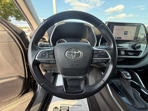 Used 2023 Toyota Highlander XLE AWD/4WD image 8