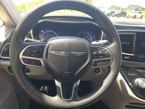 Used 2017 Chrysler Pacifica Touring FWD image 18