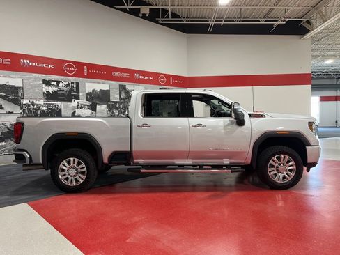 Used 2022 GMC Sierra 2500 Denali w/ Denali Ultimate Package AWD/4WD image 2