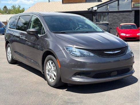 Used 2023 Chrysler Voyager LX FWD image 3