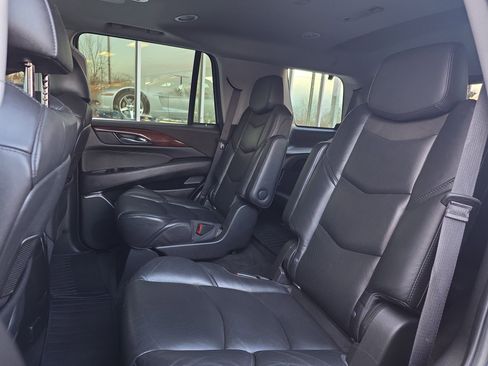 Used 2018 Cadillac Escalade Luxury image 34