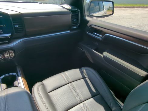 Used 2022 Chevrolet Silverado 1500 High Country w/ High Country Premium Package AWD/4WD image 15