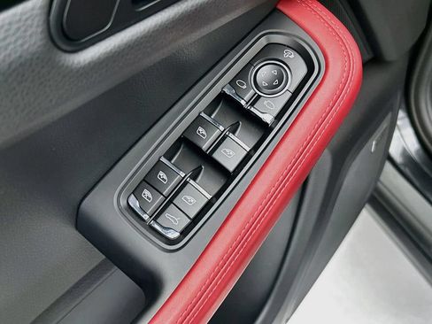Certified 2025 Porsche Macan AWD/4WD image 22
