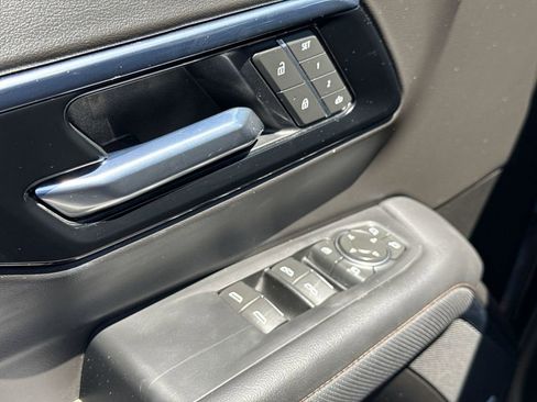 Used 2025 Chevrolet Suburban High Country AWD/4WD image 22