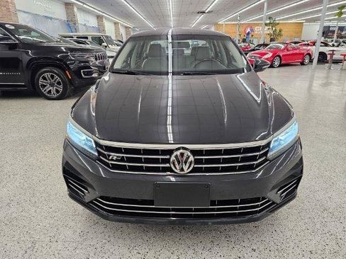 Used 2018 Volkswagen Passat 2.0T R-Line w/ R-Line Lighting Package FWD image 3