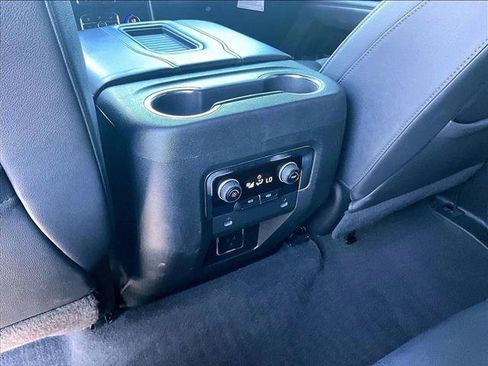Used 2022 Chevrolet Suburban LT RWD image 24