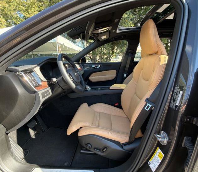 Used 2025 Volvo XC60 T8 Ultra w/ Climate Package AWD/4WD image 4