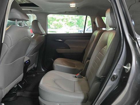 Used 2023 Toyota Highlander XLE AWD/4WD image 16