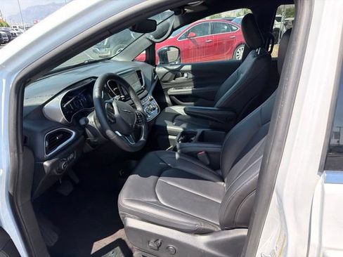 Used 2025 Chrysler Pacifica Select FWD image 22
