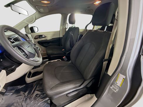 Used 2018 Chrysler Pacifica L image 22