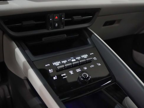 Used 2025 Porsche Macan 4 Electric image 32