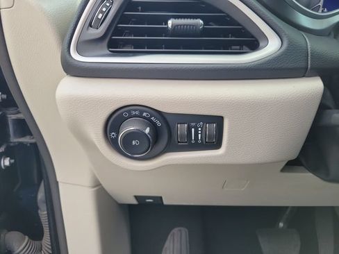 Used 2023 Chrysler Pacifica Touring-L FWD image 20