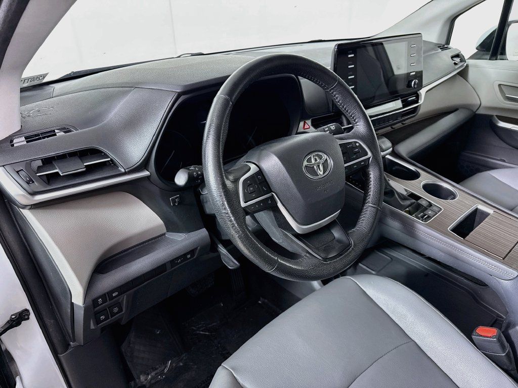 Used 2023 Toyota Sienna XLE AWD/4WD image 10