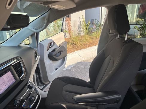 Used 2024 Chrysler Voyager LX FWD image 46