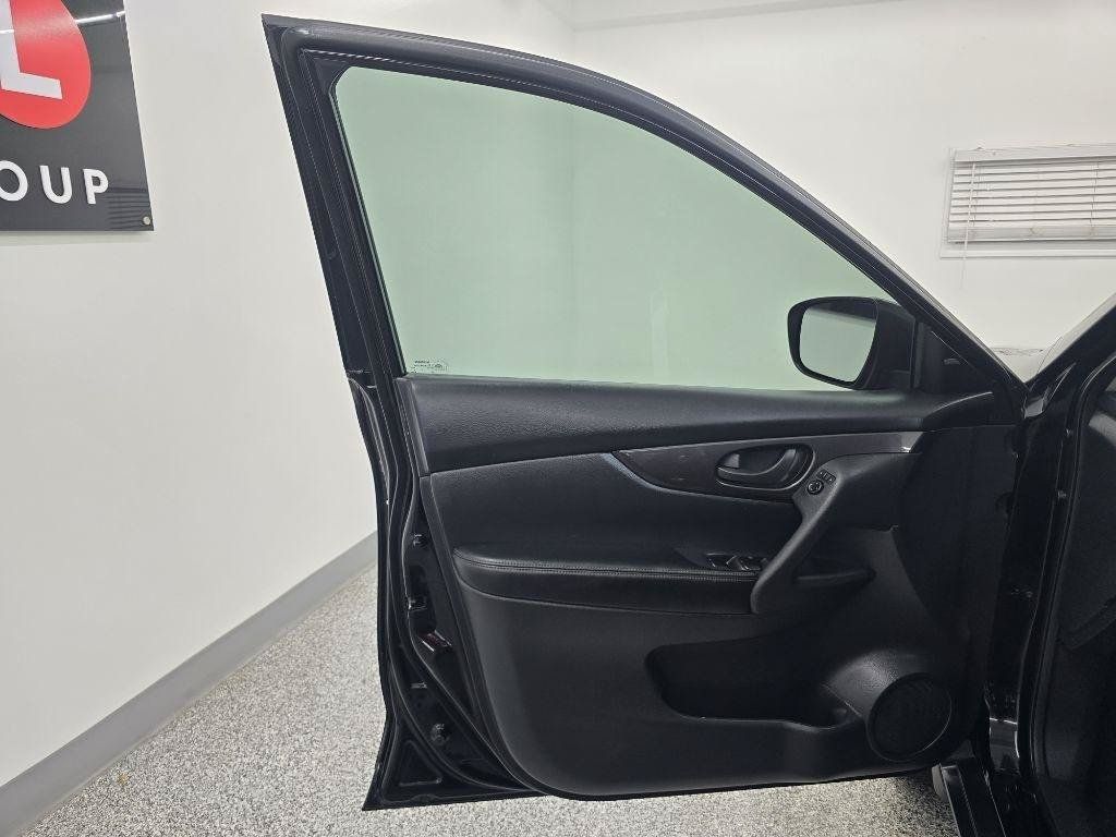 Used 2020 Nissan Rogue S FWD image 28