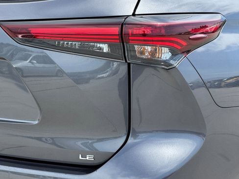 Used 2025 Toyota Highlander LE FWD image 12