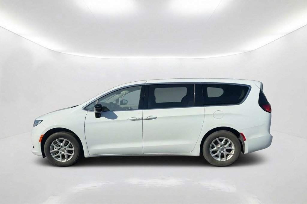 Used 2024 Chrysler Pacifica Touring-L FWD image 9