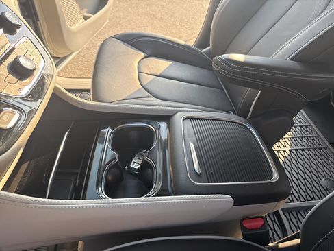 Used 2024 Chrysler Pacifica Limited w/ Uconnect Theater Family Group image 27