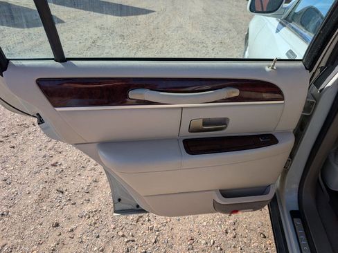 Used 2005 Lincoln Town Car Signature Limited image 10