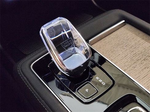 Used 2025 Volvo XC90 B5 Plus image 19