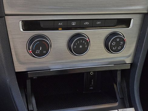 Used 2016 Volkswagen Golf S image 19