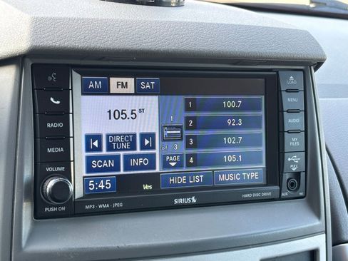 Used 2010 Chrysler Town & Country Touring w/ Entertainment Group #2 FWD image 23