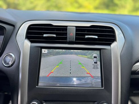 Used 2018 Ford Fusion SE w/ Fusion SE Technology Package FWD image 18