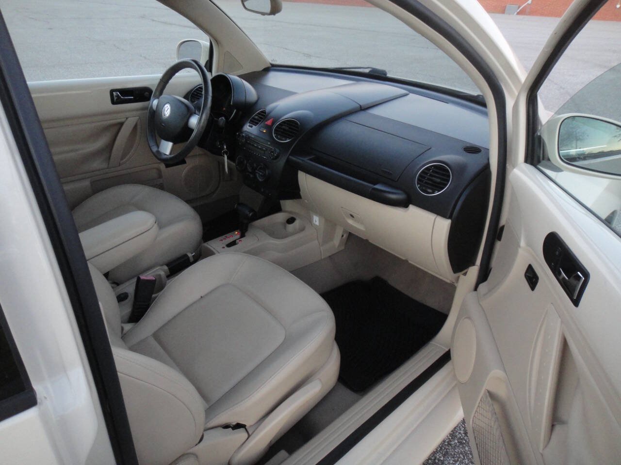 Used 2010 Volkswagen Beetle Coupe FWD image 12