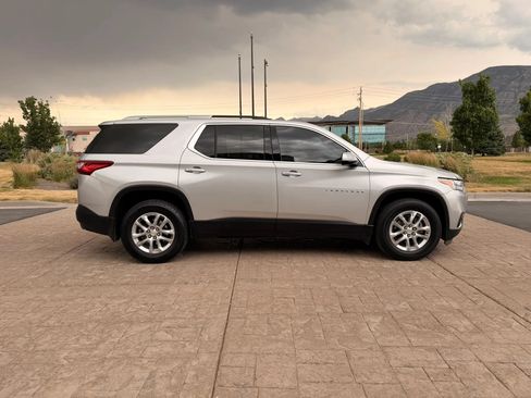 Used 2018 Chevrolet Traverse LT AWD/4WD image 3