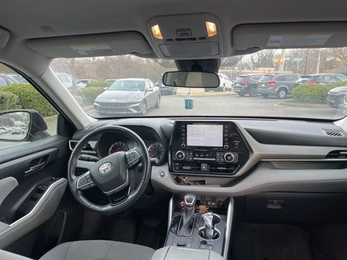 Used 2021 Toyota Highlander LE image 9