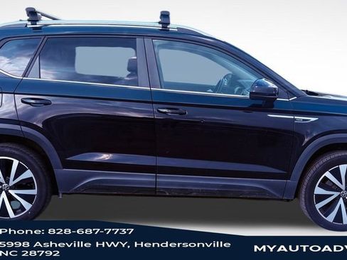 Used 2022 Volkswagen Taos SE FWD image 3
