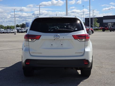 Used 2019 Toyota Highlander XLE AWD/4WD image 18