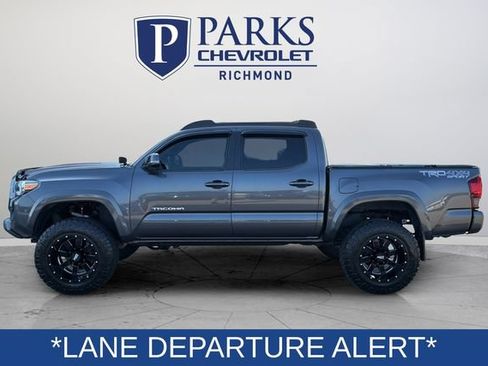 Used 2018 Toyota Tacoma TRD Sport w/ TRD Premium Sport Package AWD/4WD image 4