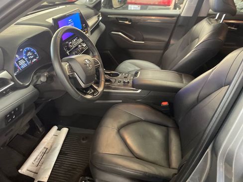 Certified 2025 Toyota Highlander Limited AWD/4WD image 9