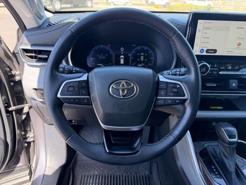 Used 2023 Toyota Highlander Platinum FWD image 17