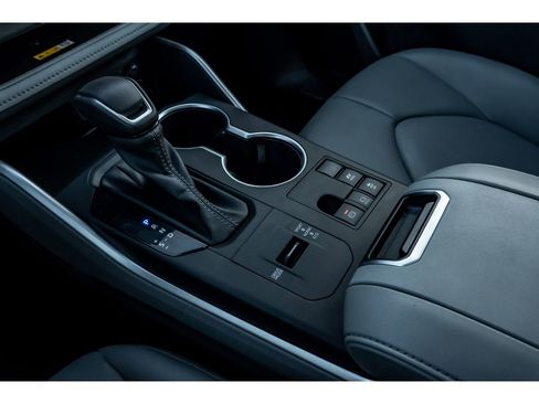 Used 2024 Toyota Highlander XLE image 25