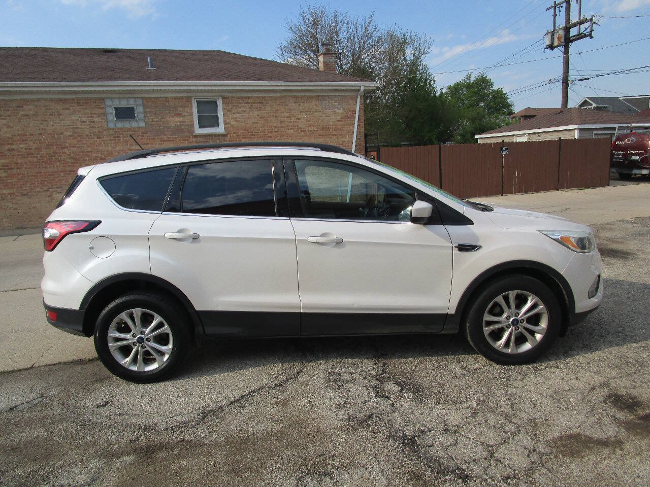Used 2018 Ford Escape SE w/ SE Sync 3 Package FWD image 2