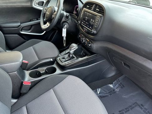 Used 2025 Kia Soul LX w/ LX Technology Package image 16