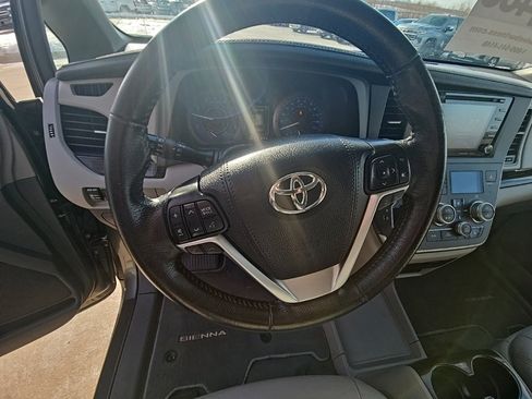Used 2020 Toyota Sienna XLE image 30