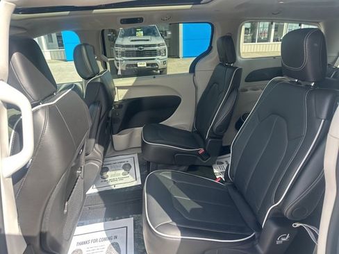 Used 2024 Chrysler Pacifica Limited image 11