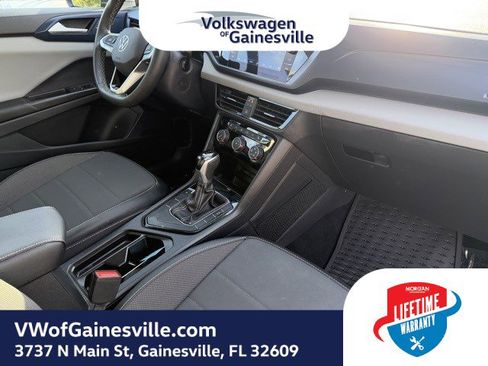Certified 2023 Volkswagen Taos SE image 10