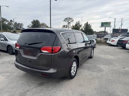 Used 2017 Chrysler Pacifica LX FWD image 6