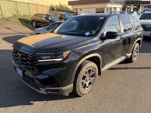 Used 2025 Honda Pilot TrailSport image 1