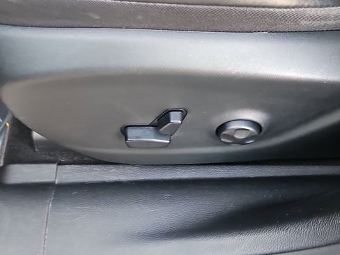 Used 2020 Jeep Cherokee Limited image 16