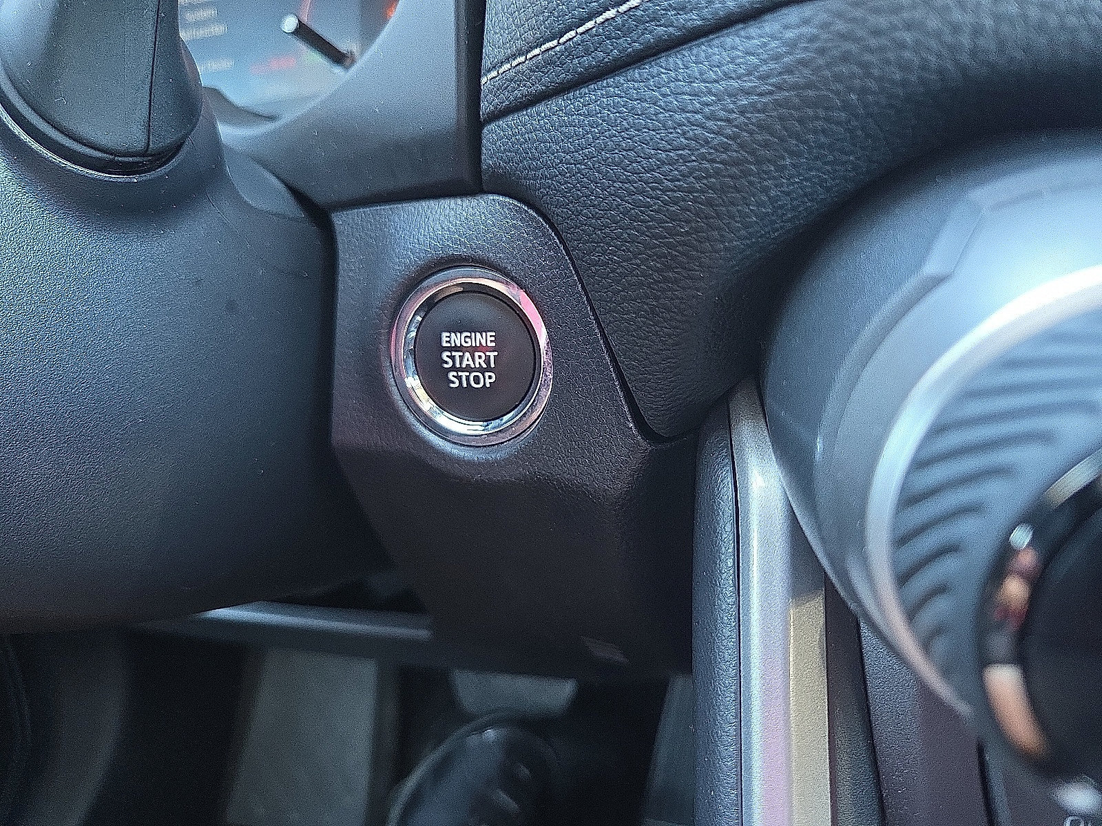 Used 2025 Toyota RAV4 XLE FWD image 21