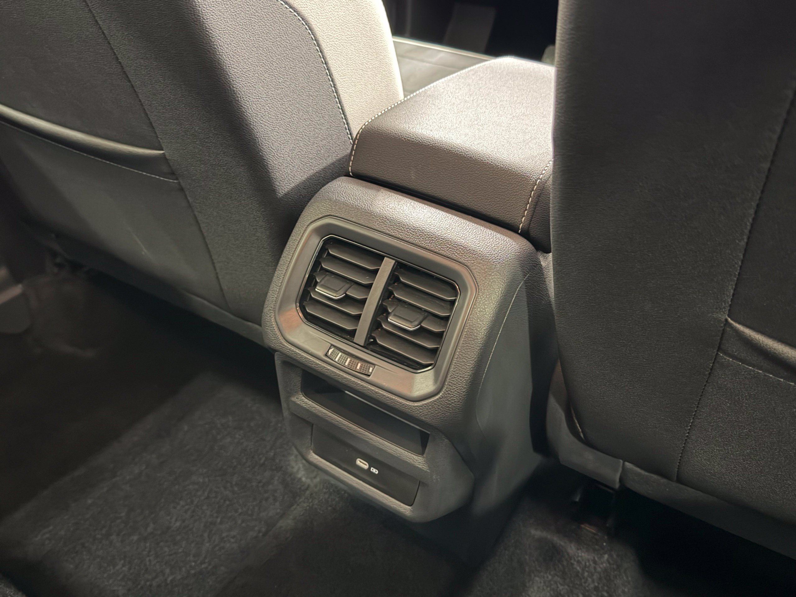 Certified 2025 Volkswagen Taos SE FWD image 38